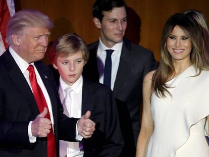 Barron Trump, entre su padre y su madre, el pasado martes después de que Donald Trump ganara las elecciones.