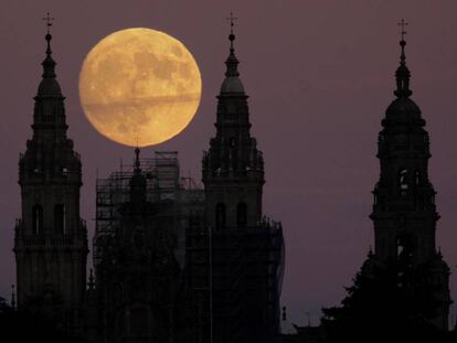 A lua neste domingo, em Santiago de Compostela.