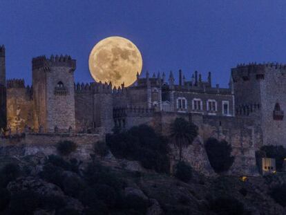 Superluna 2016 sobre el castillo de Almodóvar del Río, Córdoba.