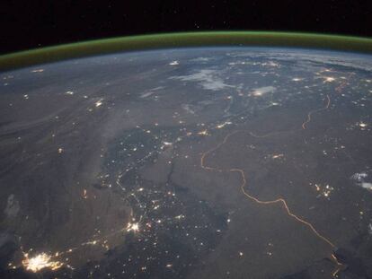 Imagem feita por um astronauta a bordo da Estação Espacial Internacional. A faixa de cor verde sobre o horizonte é o resplendor atmosférico.