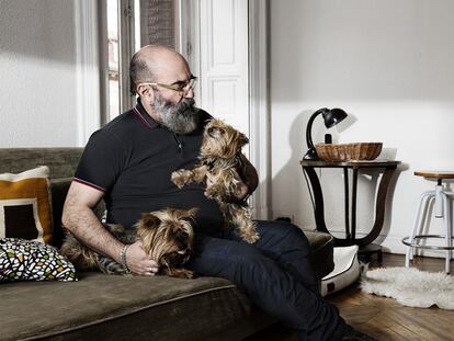 El diseñador de vestuario
que conquistó Hollywood
se muestra muy cariñoso con sus dos yorkshires, Vicentín y Pepito. Los tres posan en distintas estancias de su casa de Madrid.