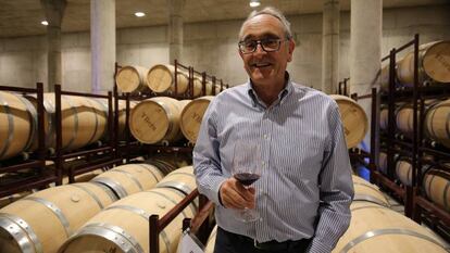 El enólogo francés Jean-Claude Berrouet en la bodega del Grupo Yllera en Curiel del Duero (Valladalid).