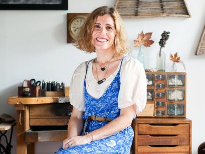 Inés Susaeta, diseñadora de joyas, en su estudio en Berango.