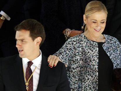 FOTO: Cristina Cifuentes y Albert Rivera en el desfile militar que cerró la inauguración de la XII Legislatura de las Cortes. / VÍDEO: Declaraciones de Cifuentes sobre Andalucía.