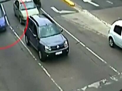 Una mujer arrolla con el coche a un policía y le arrastra colgado del capó