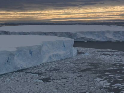 El glaciar Pine Island, al fondo, tras los dos iceberg.