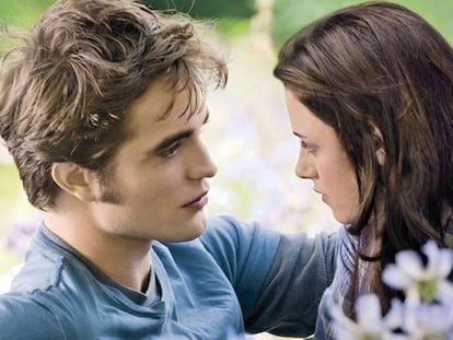 Edward Cullen (interpretado por Robert Pattinsono) y Bella Swan (Kristen Stewart), en un fotograma de Crepúsculo.