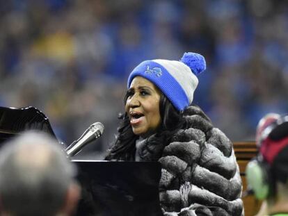 Aretha Franklin interpreta el himno de los Estados Unidos antes del partido de la NFL entre los Detroit Lions y los Minnessota Vikings.