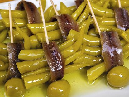 La gilda, típica del País Vasco, combina piparras, anchoas en salazón y aceitunas. 