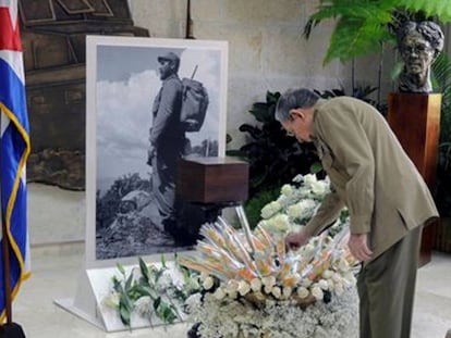 El presidente de Cuba, Raúl Castro, ante la urna con las cenizas de su hermano Fidel.