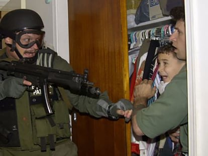 FOTO: Agentes de migración de EEUU se llevan a Elián de casa de sus tíos, en Miami, en abril de 2000. / VÍDEO: Declaraciones de Elián González, este martes, en La Habana.