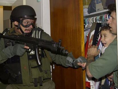 FOTO: Agentes de migración de EEUU se llevan a Elián de casa de sus tíos, en Miami, en abril de 2000. / VÍDEO: Declaraciones de Elián González, este martes, en La Habana.