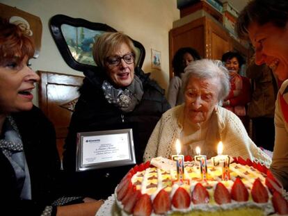 Emma Morano durante la celebración de su fiesta de cumpleaños en su apartamento.