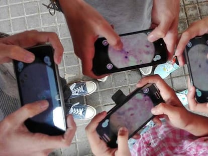 Escolares madrileños juegan en sus móviles al videojuego que permite colaborar en el diagnóstico de la malaria.