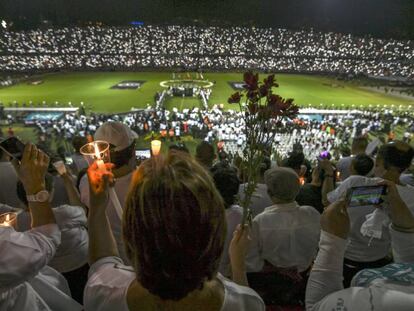 Miles de personas homenajean a los jugadores del Chapecoense.