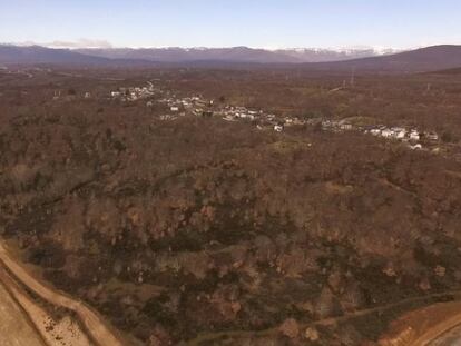 Vista aérea de Otero de Sanabria y la proyección de la futura línea de alta velocidad.
