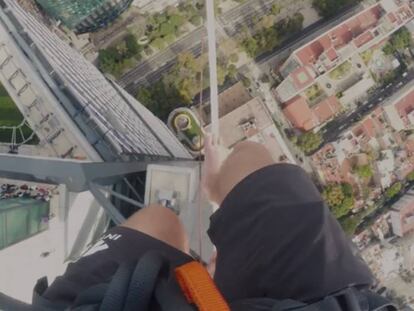 Así se ve Ciudad de México andando por una cuerda a 247 metros de altura