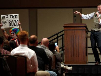 Una persona se manifiesta durante la conferencia del líder racista Richard Spencer.