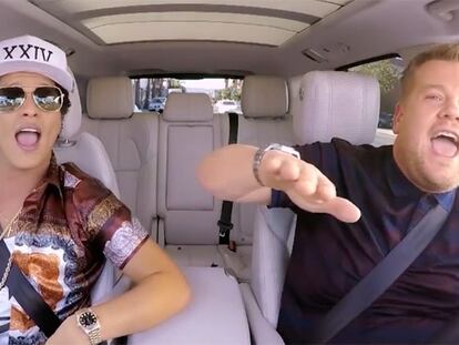 El cantante Bruno Mars y el presentador James Corden en el programa de 'Carpool karaoke'.