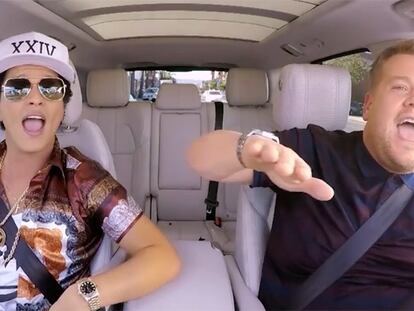 El cantante Bruno Mars y el presentador James Corden en el programa de 'Carpool karaoke'.