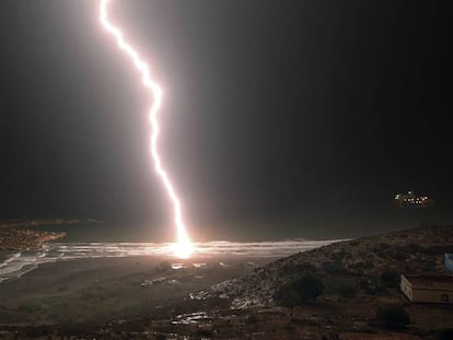 Un rayo cae sobre la playa de Alhucemas.