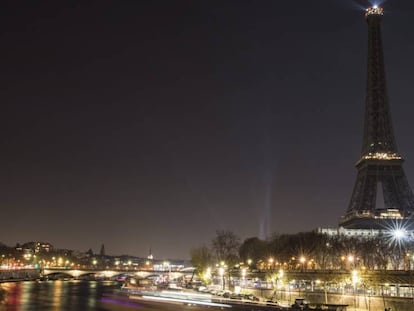 La iluminación de la torre Eiffel se apagó a partir de las 20.00 y permaneció así toda la noche.