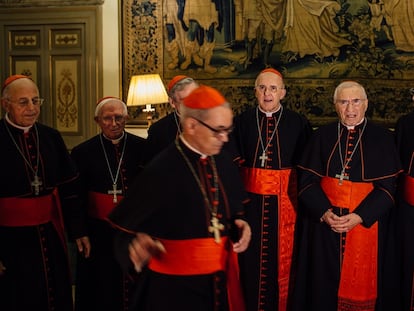 Ocho de los 12 cardenales españoles retratados en la Embajada de España en el Vaticano. De izquierda a derecha, Ricardo Blázquez, Antonio Cañizares, Lluís Martínez Sistach, Carlos Osoro, Antonio María Rouco, Fernando Sebastián y Carlos Amigo. Delante de ellos, Santos Abril. Solo son electores Blázquez, Cañizares, Osoro y Sistach hasta primavera.