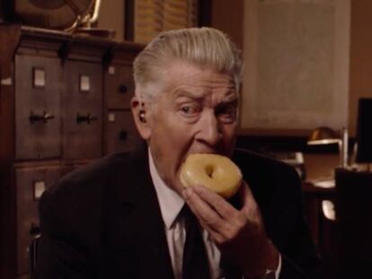 El último tráiler de Twin Peaks: David Lynch comiéndose un donut.