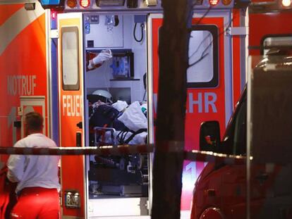 Un sanitario atiende a un herido en el ataque del mercadillo navideño Berlín, Alemania.
