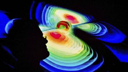 Un científico observa una representación de las ondas gravitacionales durante la presentación del descubrimiento, el 11 de febrero pasado.
