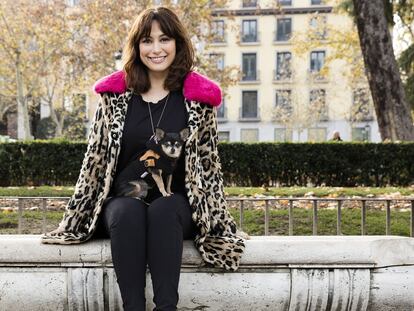 La actriz Natalia Verbeke posa con su chihuahua Satine, de 11 años, en la plaza de Oriente de Madrid, por donde suelen salir a pasear.