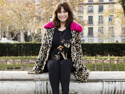 La actriz Natalia Verbeke posa con su chihuahua Satine, de 11 años, en la plaza de Oriente de Madrid, por donde suelen salir a pasear.