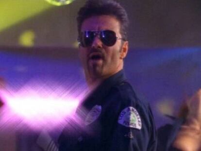 George Michael, vestido de policía, en una imagen del vídeo 'Outside'.