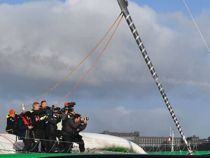 Thomas Coville llega al puerto de Brest.