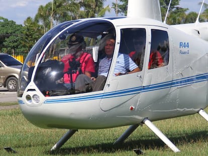 El presidente filipino, Rodrigo Duterte (derecha), en un helicóptero.