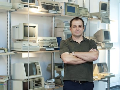 El profesor junto a piezas de museo de la computación.