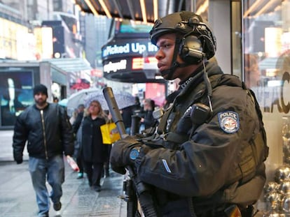 Un agente vigila Times Square, en Nueva York.