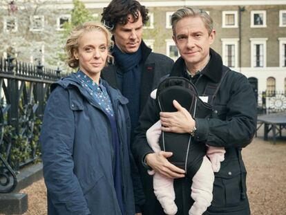 Los actores Amanda Abbington, Benedict Cumberbatch y Martin Freeman, protagonistas de la cuarta temporada de 'Sherlock'.