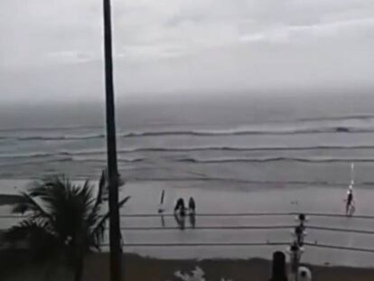 Un fotograma del momento en el que el rayo impacta a la joven.