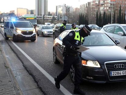 Control policial a Madrid davant de l'alerta per contaminació, el 28 de desembre.