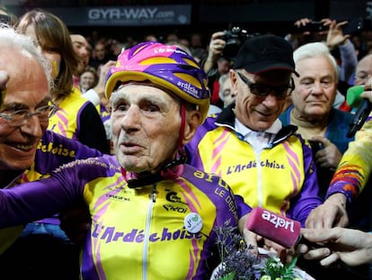 El ciclista Robert Marchand, de 105 años, acaba la carrera en el Velodrome national de Saint-Quentin-en-Yvelines. JACKY NAEGELEN. REUTERS. EL PAÍS VÍDEO