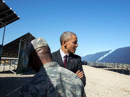 Obama observa unos paneles solares en una foto de 2015. En vídeo, el testamento científico del actual presidente de EE UU