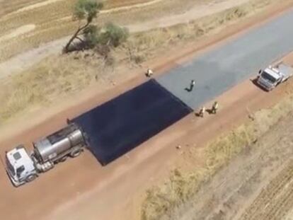 La carretera que lleva al aeródromo de Moora, Australia.