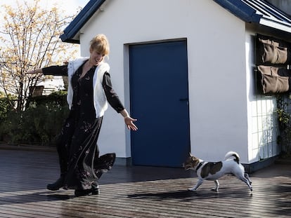 Nathalie Seseña baila con 'Pepe' en La Casa Encendida, a la que suele ir porque se permite entrar con mascota.