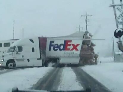 Un tren arrolla y parte por la mitad un tráiler en Estados Unidos
