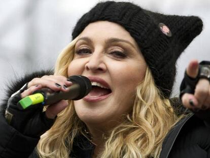 FOTO: Madonna sobre el escenario de la marcha de las mujeres en Washington el pasado fin de semana. / VÍDEO: Un fragmento del discurso de la cantante durante la manifestación.