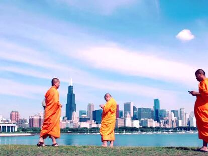 Plano de la película en la que unos monjes consultan sus teléfonos. / Vídeo: tráiler oficial del documental.
