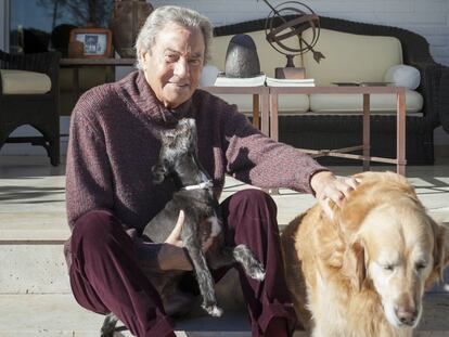 El actor, con sus perros,
'Pipo' y 'Sinatra', en su casa de
San Sebastián de los Reyes.