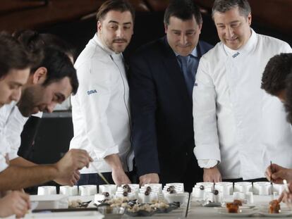 Jordi Roca, Joan Roca y Josep Roca realizan una degustación de platos típicos de varias regiones de España.