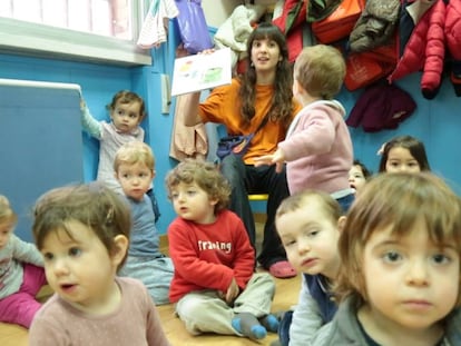 Un bebé prefiere el teatro al móvil